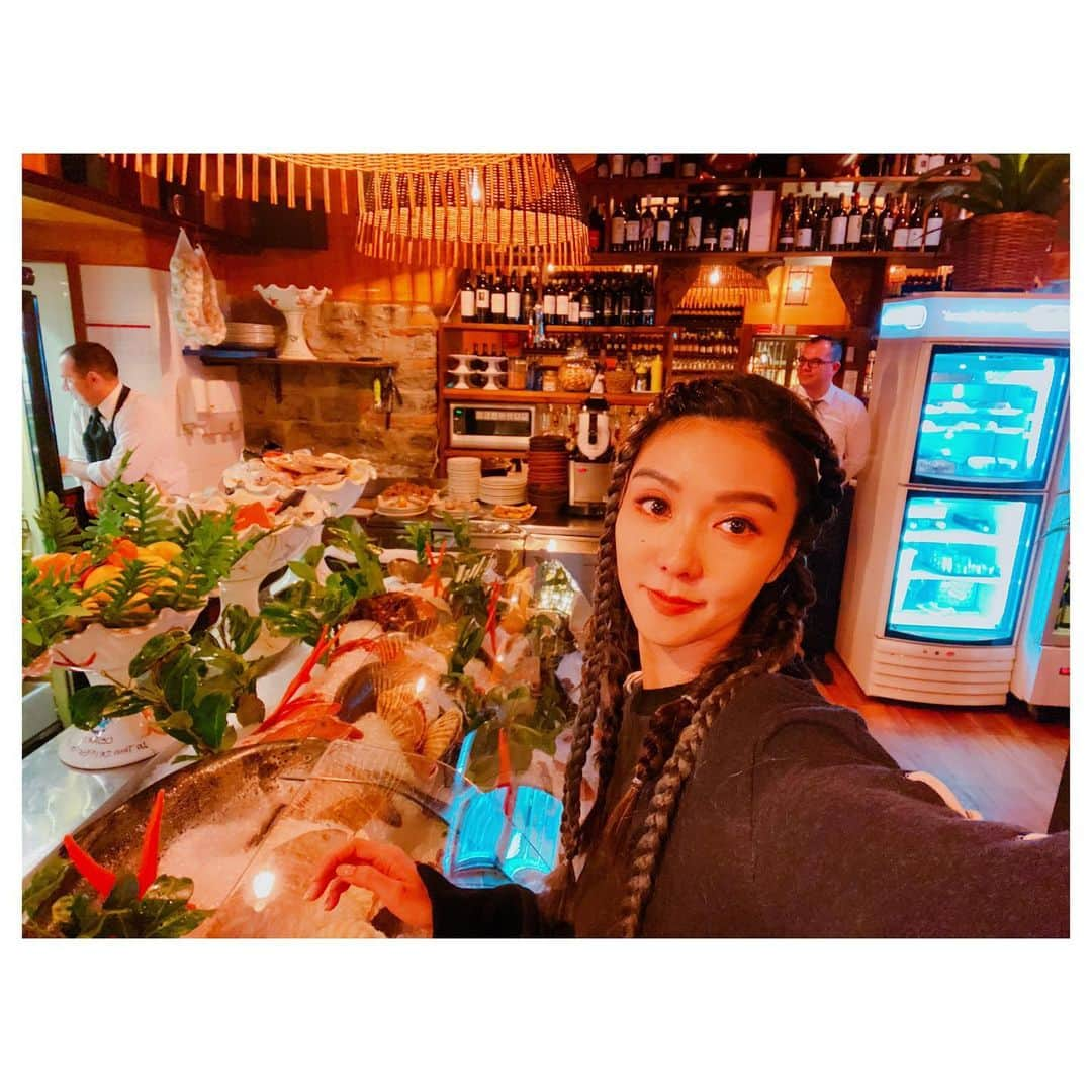 フィオナ・シットさんのインスタグラム写真 - (フィオナ・シットInstagram)「🖤Como, Italy 🖤hello seafood . Sea you soon in my tummy! #回來再減吧 #我月巴了 #thanksgiving  Top : @spiritunus  #fionasit #SPIRITUNUS」11月29日 5時12分 - physit