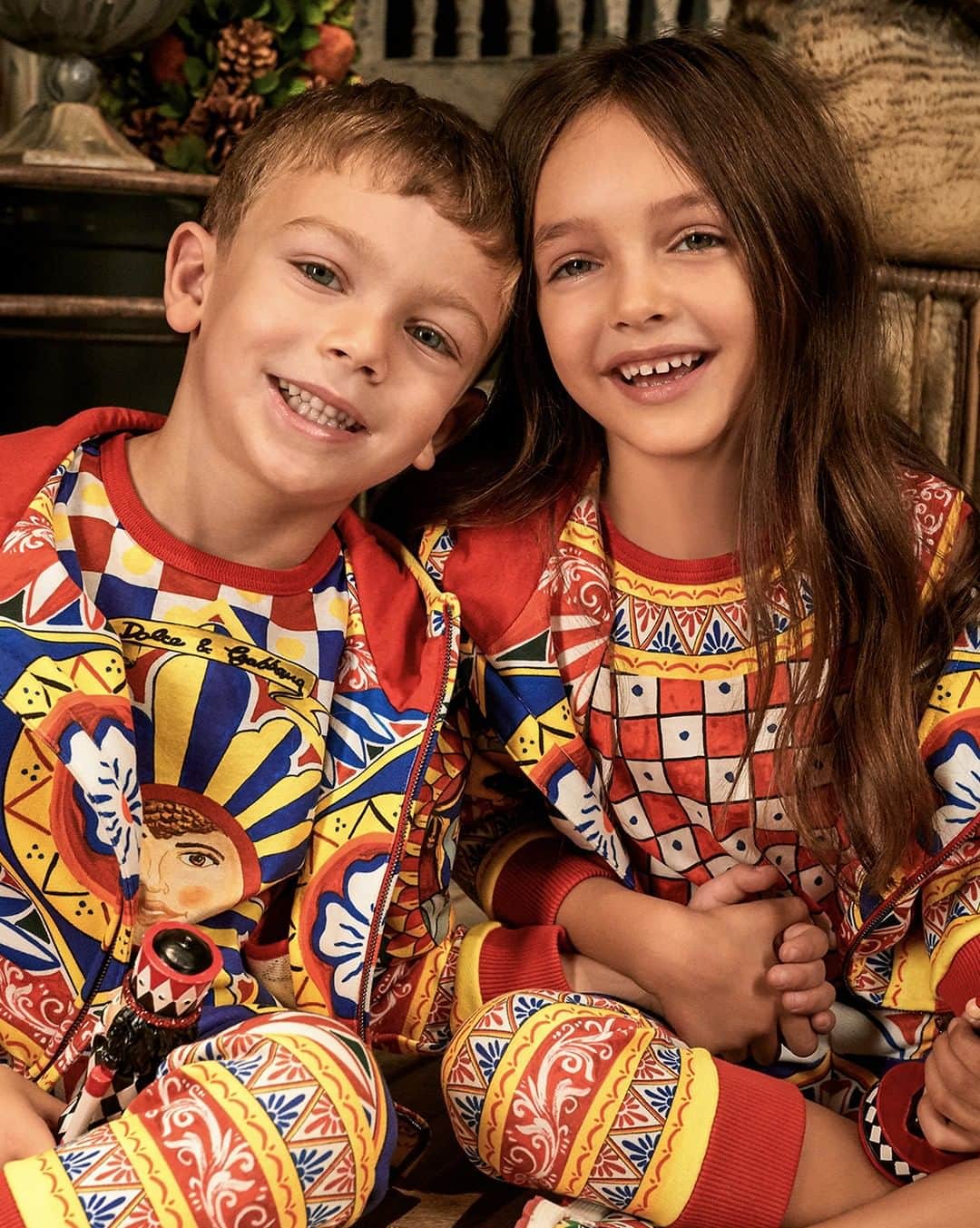 のインスタグラム：「Coordinate the looks with the exclusive Christmas collection decorated with the Sicilian cart print, available in the boutiques of New Bond Street in London and Corso Venezia 7 in Milan.  #DolceGabbana #DGLovesMilano #DGLovesLondon #DGFamily #DGFattoAMano Picture by @morellibrothers」