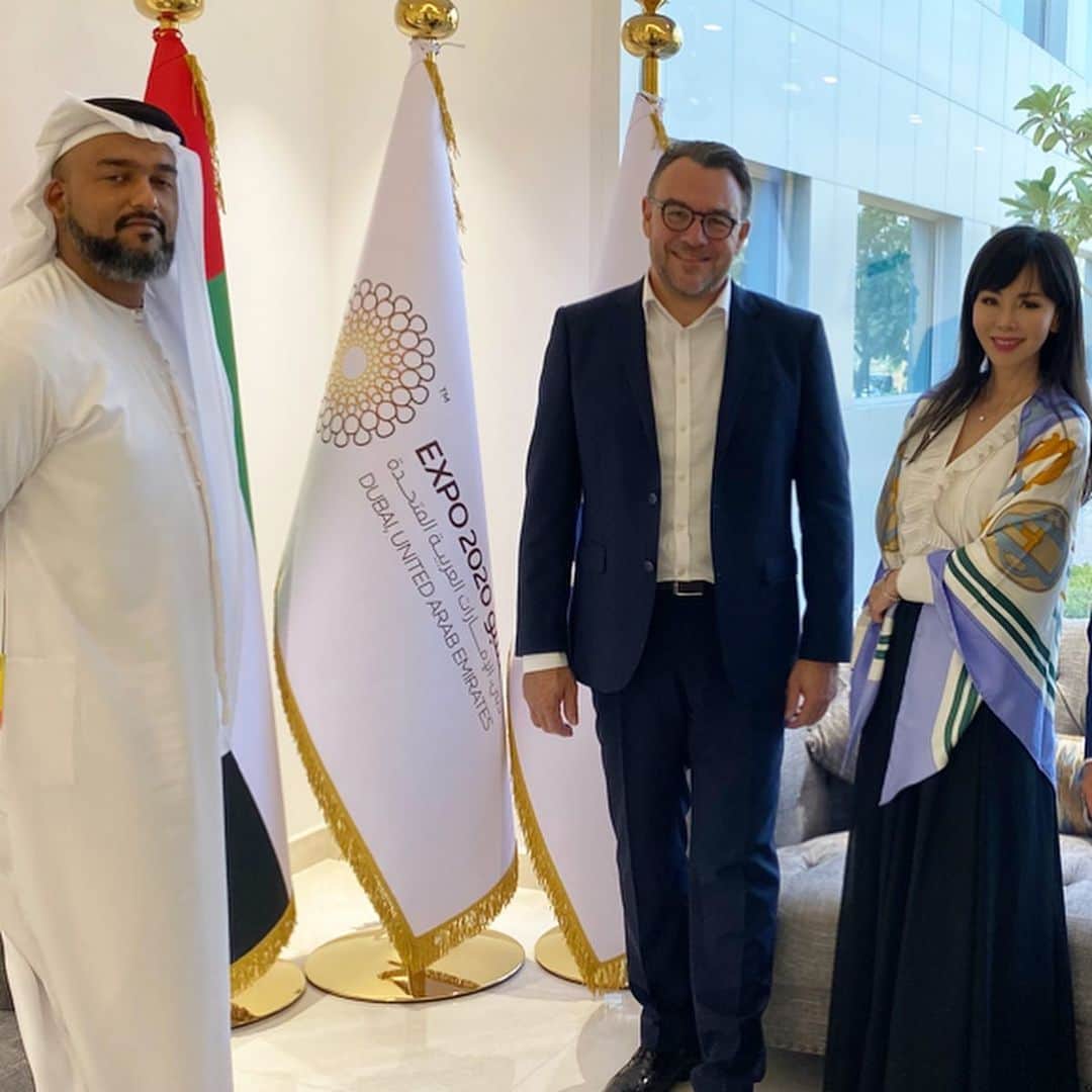 のインスタグラム：「来年2020年に中東初となる世界万博『World Expo 2020』がドバイで開催されます✨ ・ 開催期間は2020年10月から2021年4月までの半年間で、世界155カ国がドバイへ集結しますよ😊 ・ 弊社グループ会社のJWD event managementが、この期間に3日間のイベントを開催出来ることが決定しまして、ドバイExpoの副社長さんも交えて契約等終了しました。 ・ これから1年間は色々と準備に忙しくなると思いますが、皆ヤル気満々です✨ ・ #祝 #契約完了 #イベント #worldexpo2020 #ドバイ #dubai」