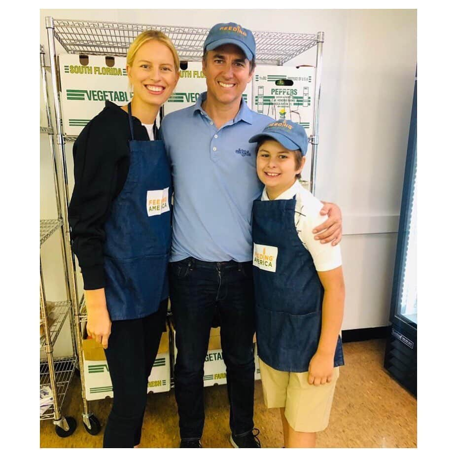 カロリナ・クルコヴァさんのインスタグラム写真 - (カロリナ・クルコヴァInstagram)「Proud of my son Tobin ❤️ who came with @archiemarine and I to the Feeding South Florida Facility where we gave out meals to the incredible people who came by.  As we gather with our families  let’s all take time to think about others who may not be in the position to have a Thanksgiving meal 🙏 No one should be without a meal! Support @feedingamerica #Thanksgiving #givingback」11月29日 5時45分 - karolinakurkova