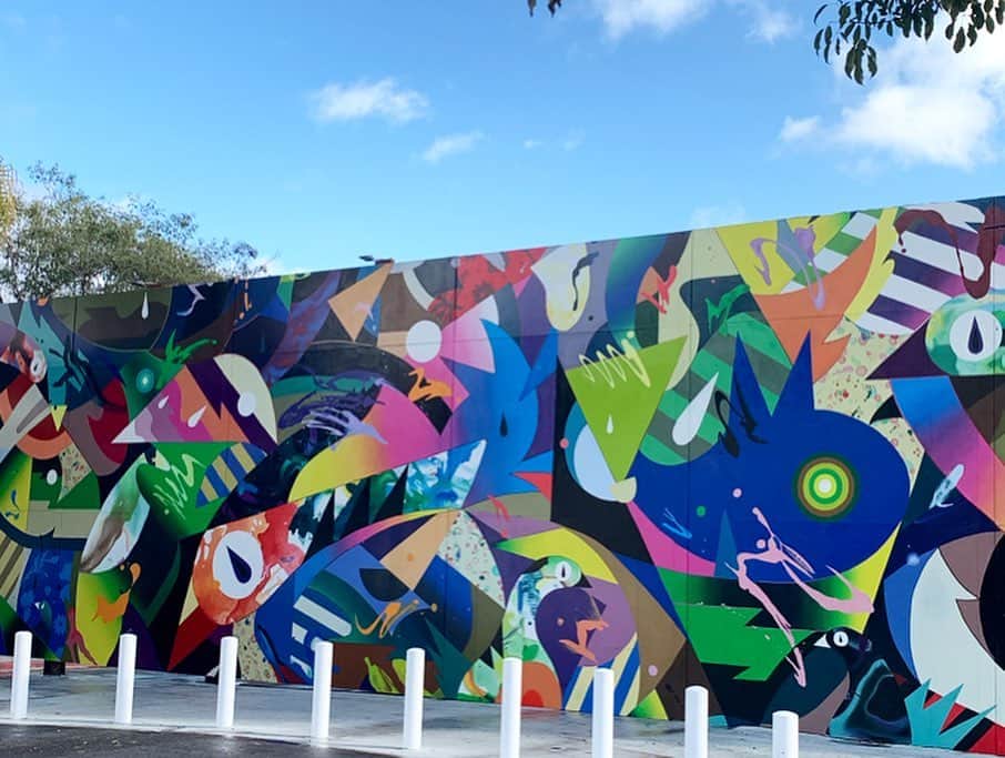 松山智一さんのインスタグラム写真 - (松山智一Instagram)「Complete!🙏11 days of mural production, finished and welcomed by the Californian☀️blessing. Thanks to City of Beverly Hills, @cityofbevhills Fine Arts Commission.  無事11日の制作期間を終えて完成、そして快晴。ビバリーヒルズ市とロサンゼルス市芸術振興会に感謝。壁画画家になったかに見えるかもですが、あくまで美術活動の一端です。こっからはモニュメンタルな彫刻や美術館系が続きます。アメリカンなサイズは続きますが、今後ともよろしくおねがい致します🙇🏻‍♂️」11月29日 5時46分 - tomokazumatsuyama