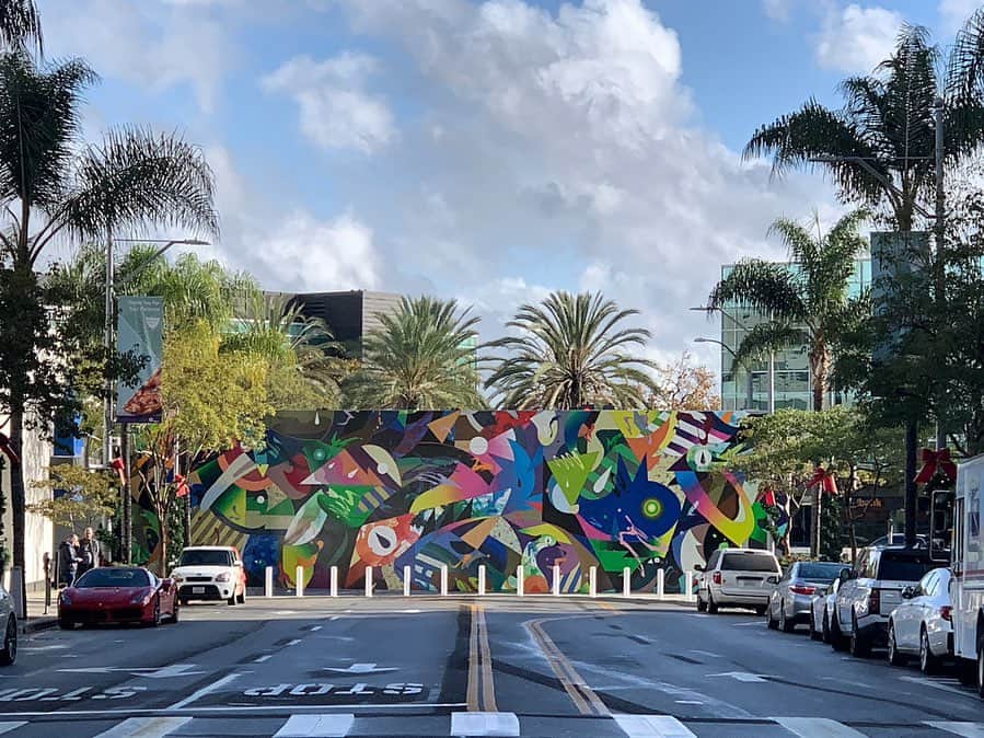 松山智一のインスタグラム：「Complete!🙏11 days of mural production, finished and welcomed by the Californian☀️blessing. Thanks to City of Beverly Hills, @cityofbevhills Fine Arts Commission.  無事11日の制作期間を終えて完成、そして快晴。ビバリーヒルズ市とロサンゼルス市芸術振興会に感謝。壁画画家になったかに見えるかもですが、あくまで美術活動の一端です。こっからはモニュメンタルな彫刻や美術館系が続きます。アメリカンなサイズは続きますが、今後ともよろしくおねがい致します🙇🏻‍♂️」