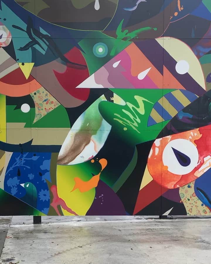 松山智一のインスタグラム：「Finish🙏. 11 days of production, Thanks to City of Beverly Hills @cityofbevhills Fine Arts Commission and @lebasseprojects for making this happen.  無事11日の制作期間を終えて完成、そして快晴。ビバリーヒルズ市とロサンゼルス市芸術振興会に感謝。いつの間にか壁画画家になったかに見えるかもですが、あくまで美術活動の一端です。こっからはモニュメンタルな彫刻や美術館系が続きます。アメリカンなサイズは続きますが、今後ともよろしくおねがい致します🙇🏻‍♂️」