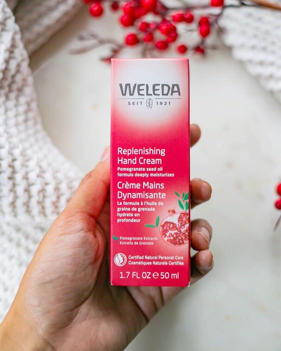 Weledaのインスタグラム：「What’s left to do after a day filled with food, family, and friends? SHOP! ❤️ We’re opening up our Black Friday Sale early this year. Enjoy 25% off sitewide and receive a free Replenishing Hand Cream with any $50 purchase. #blackfriday」