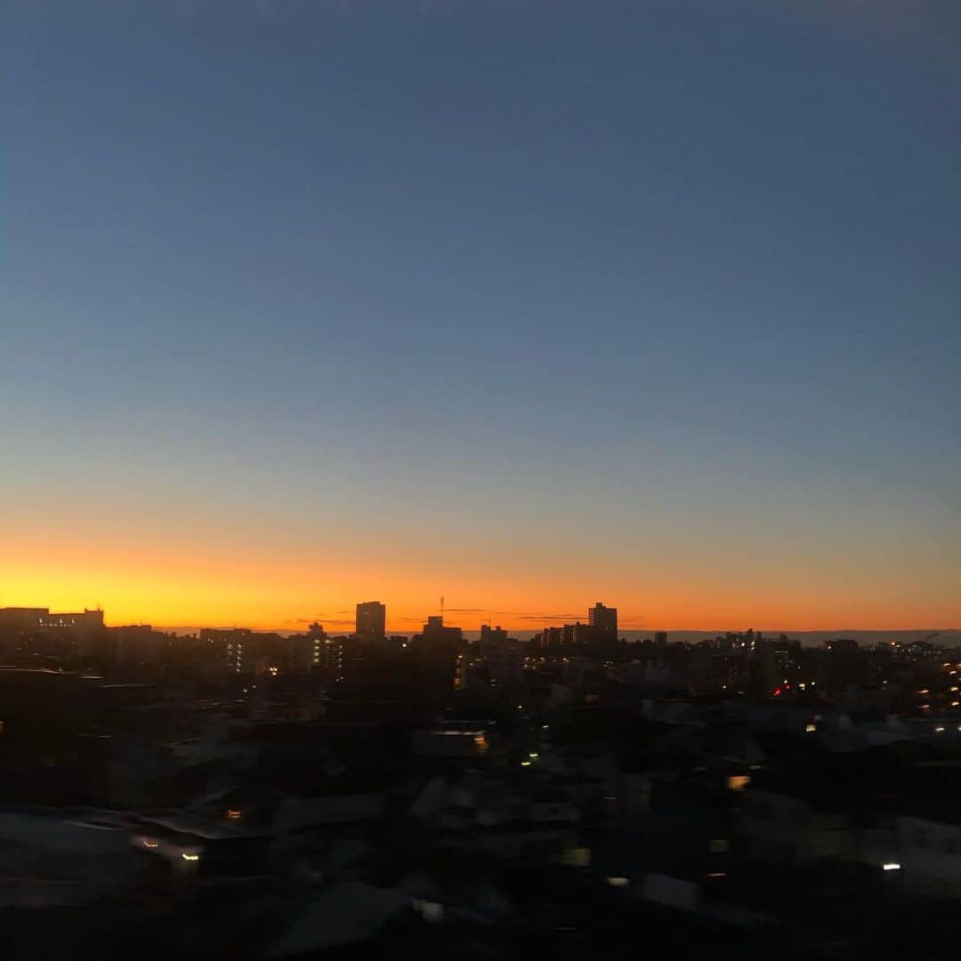 高橋ひとみさんのインスタグラム写真 - (高橋ひとみInstagram)「おはようございます。　 今日も名古屋に向かっております🚄 朝焼けが綺麗です🌅」11月29日 6時05分 - hitomi_momoe