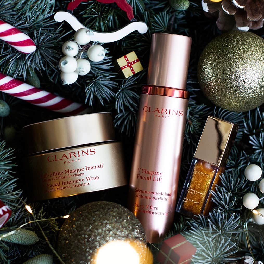 Clarins Canadaさんのインスタグラム写真 - (Clarins CanadaInstagram)「Golden gifts to match their heart of gold. Which precious plant-packed presents are you gifting this year?✨ __________ Des cadeaux en or pour des gens en or. Quels produits Clarins offrirez-vous en cadeau cette année ?✨ . . . #Clarins #ChristmasWithClarins #VShapingFacialLiftSerum #NaturalVShape #ClarinsMakeup #ChristmasGift」11月29日 5時58分 - clarinscanada
