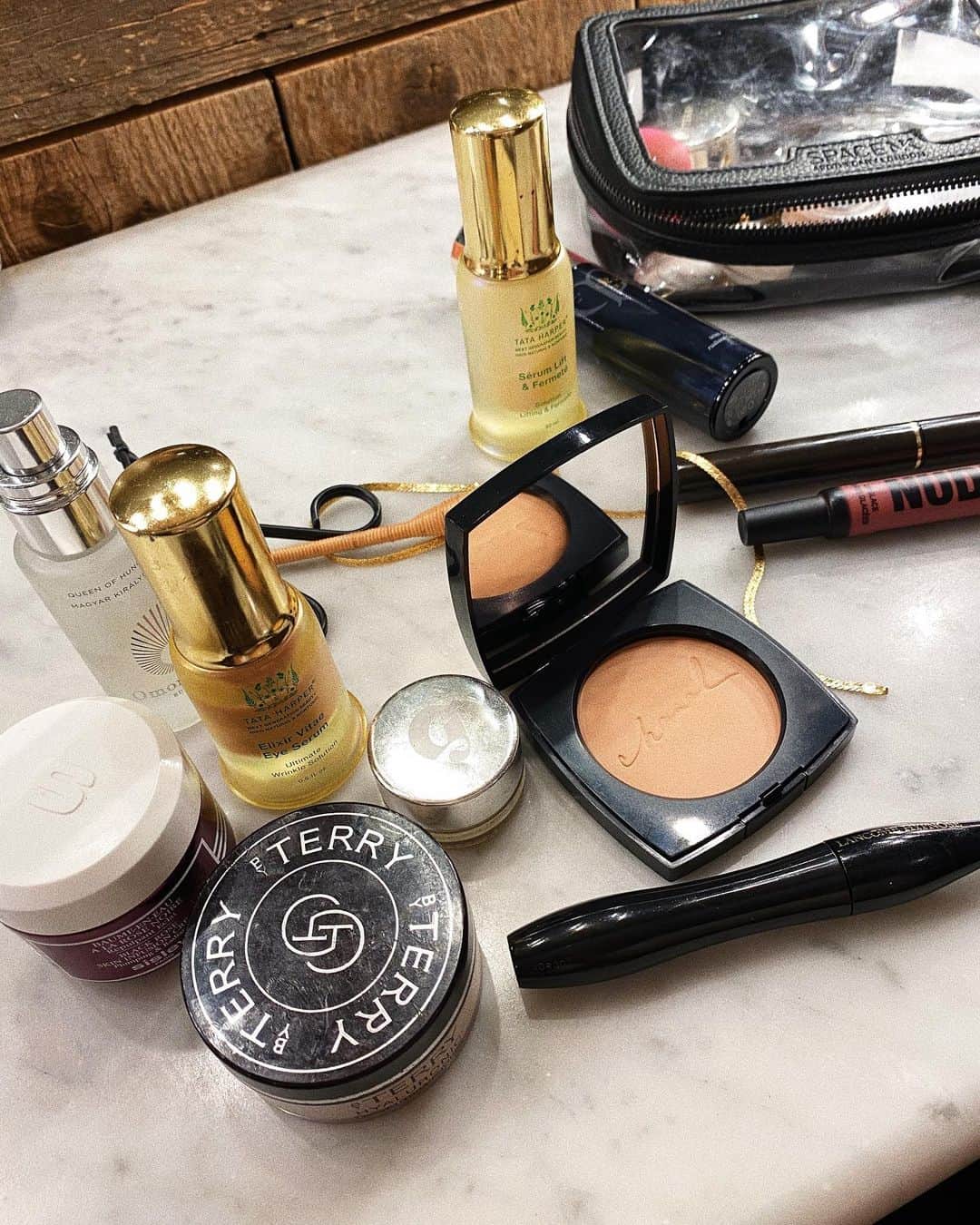 Estée Lalondeのインスタグラム：「Quick snapshot of the beauty stuff I packed for an overnight trip to @sohofarmhouse ✨🔮 (gifted items) #ELbeauty」