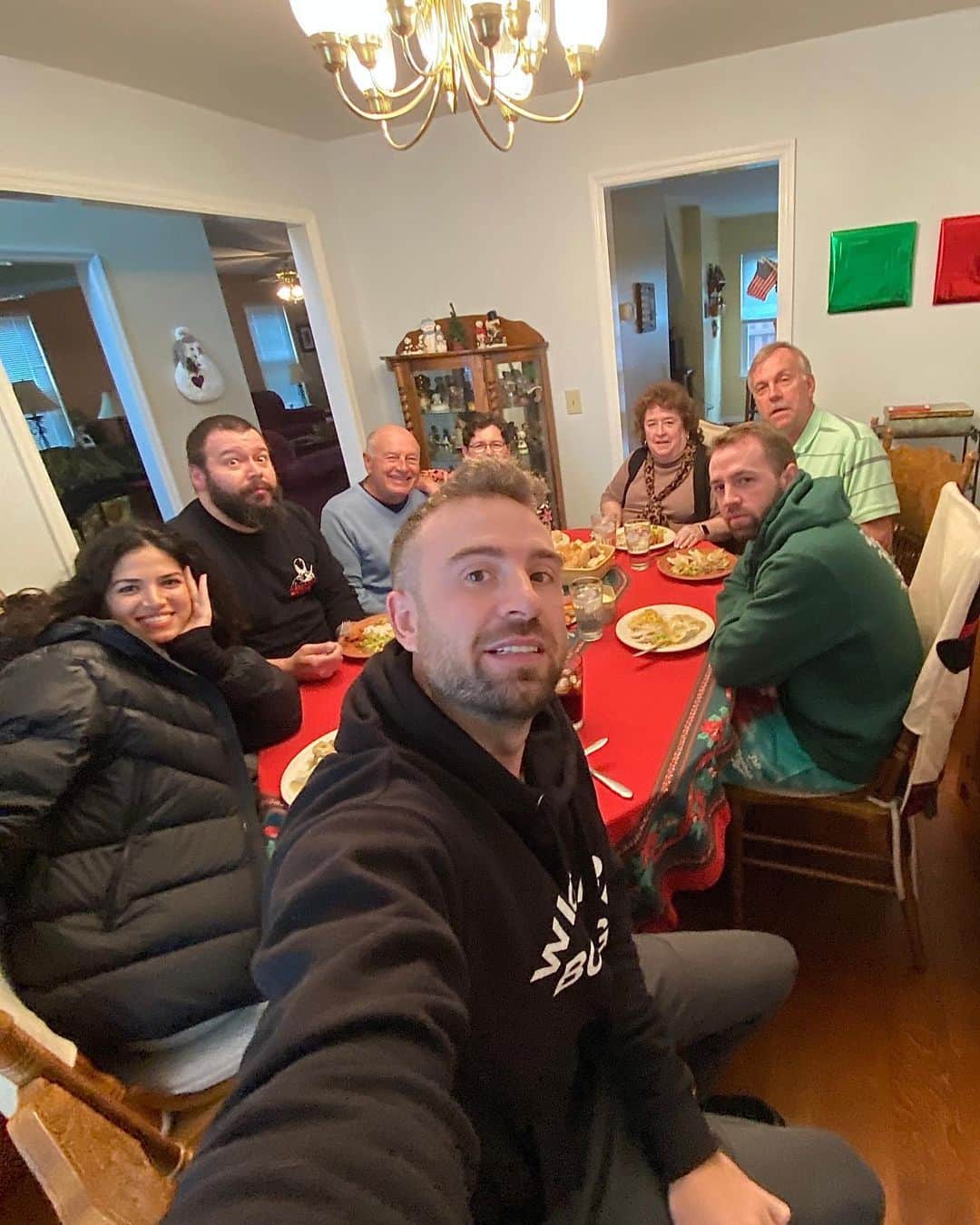 クリス・ファフのインスタグラム：「Happy thanksgiving from the fam!!! Let’s all just get through the day without talking about Politics, impeachment, or juuling 😬😂」