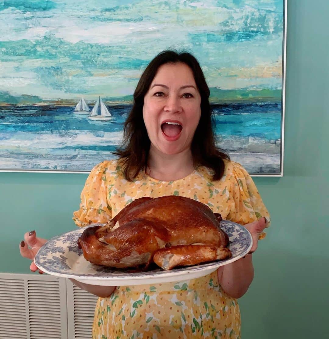ジェニファー・ティリーさんのインスタグラム写真 - (ジェニファー・ティリーInstagram)「Pretending like I cooked this turkey! 🦃」11月29日 6時18分 - jennifertilly