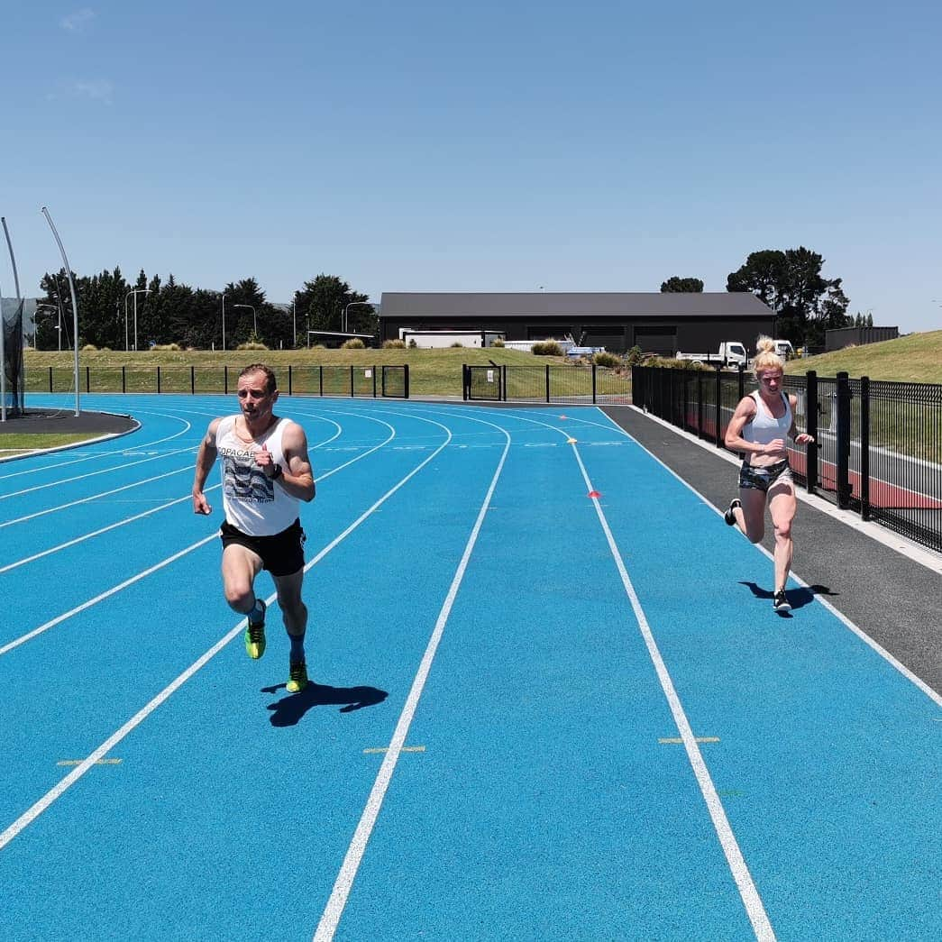 アンジェラ・ペティさんのインスタグラム写真 - (アンジェラ・ペティInstagram)「Love training in the heat- about 30°C for yesterdays speed session!  #coachsam #chasingcarl #trackthursday #apolloprojects #johnjonessteel #tdmelectrical」11月29日 6時21分 - angie_run800m