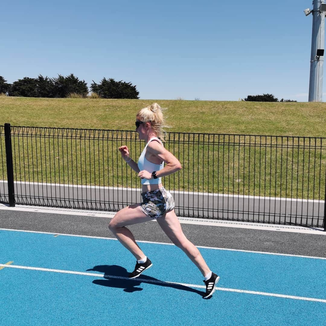 アンジェラ・ペティさんのインスタグラム写真 - (アンジェラ・ペティInstagram)「Love training in the heat- about 30°C for yesterdays speed session!  #coachsam #chasingcarl #trackthursday #apolloprojects #johnjonessteel #tdmelectrical」11月29日 6時21分 - angie_run800m