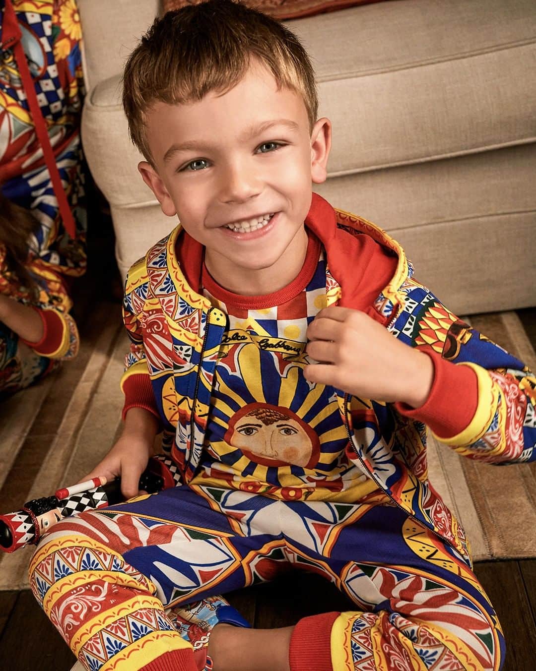 のインスタグラム：「Sicilian cart decorate the exclusive festive collection. Discover their new look in the boutiques of New Bond Street, London and Corso Venezia 7, Milan exclusively.  #DolceGabbana #DGLovesMilano #DGLovesLondon #DGFamily #DGFattoAMano Picture by @morellibrothers」