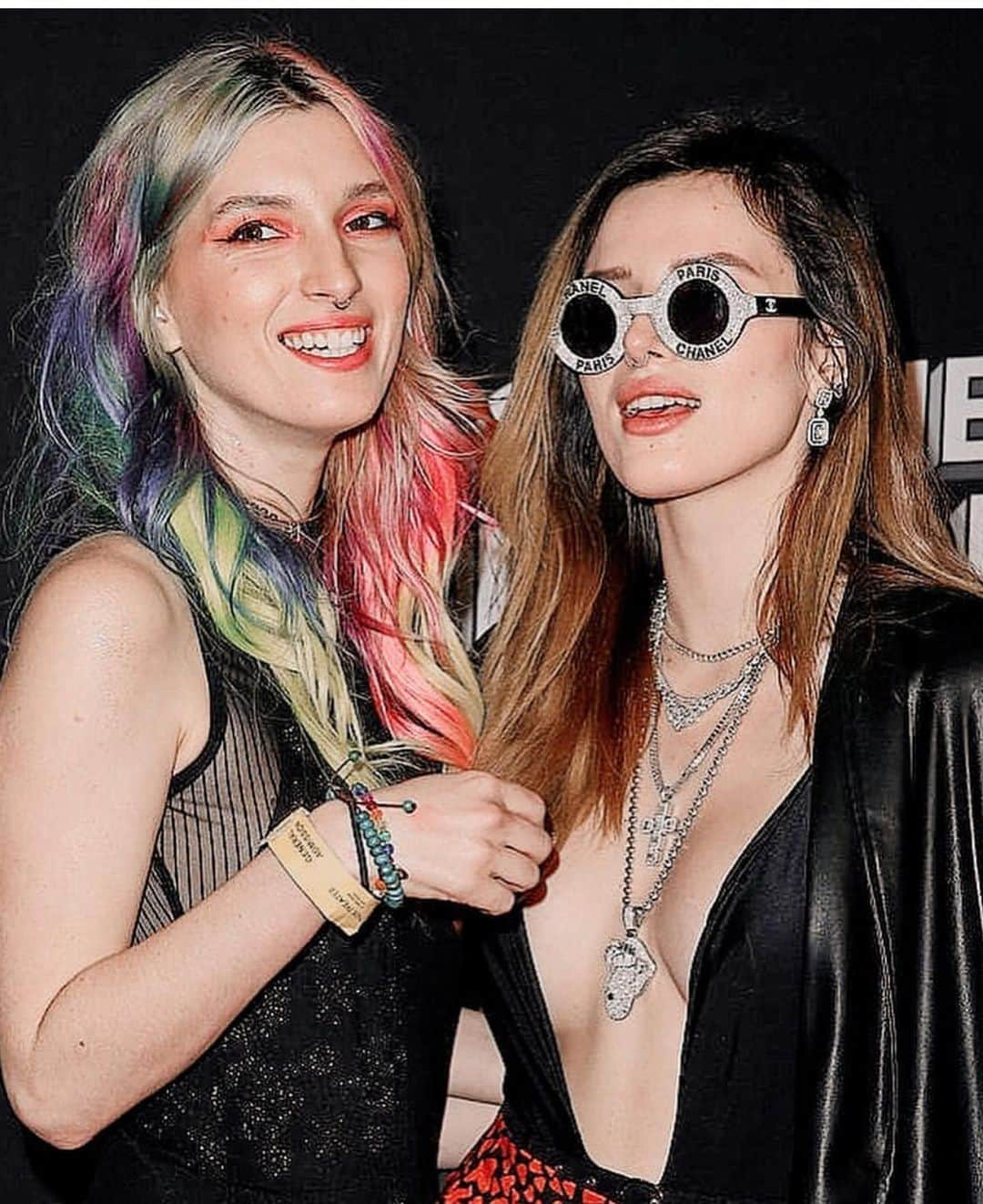 ベラ・ゾーンさんのインスタグラム写真 - (ベラ・ゾーンInstagram)「Most thankful for my twin❤️ @dani_thorne」11月29日 6時31分 - bellathorne