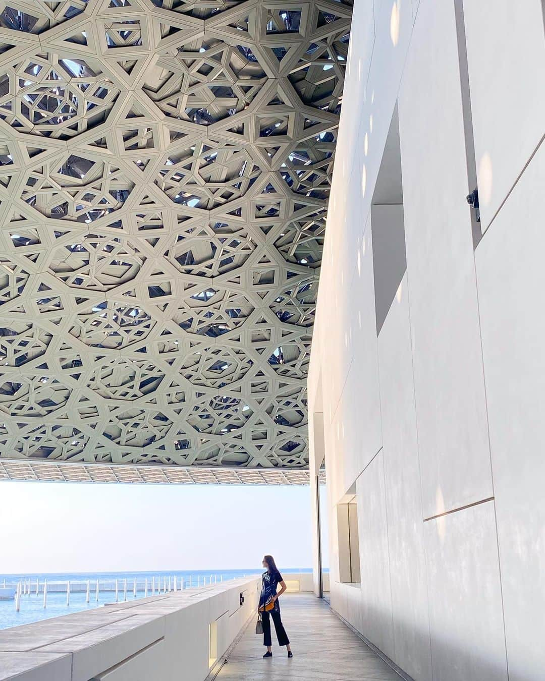 ラライン・シャーさんのインスタグラム写真 - (ラライン・シャーInstagram)「Day 1 in Abu Dhabi visiting the Louvre with family. What a sight! Walking through immaculate structures with artifacts curated by common themes in human history. Where world religions, conquests, discoveries in science, civilizations and art are placed within common themes instead of the usual divisions in eras or civilisations. Seeing the bigger picture and the common threads that bind us. Too much to see and absorb!」11月29日 6時24分 - ralineshah