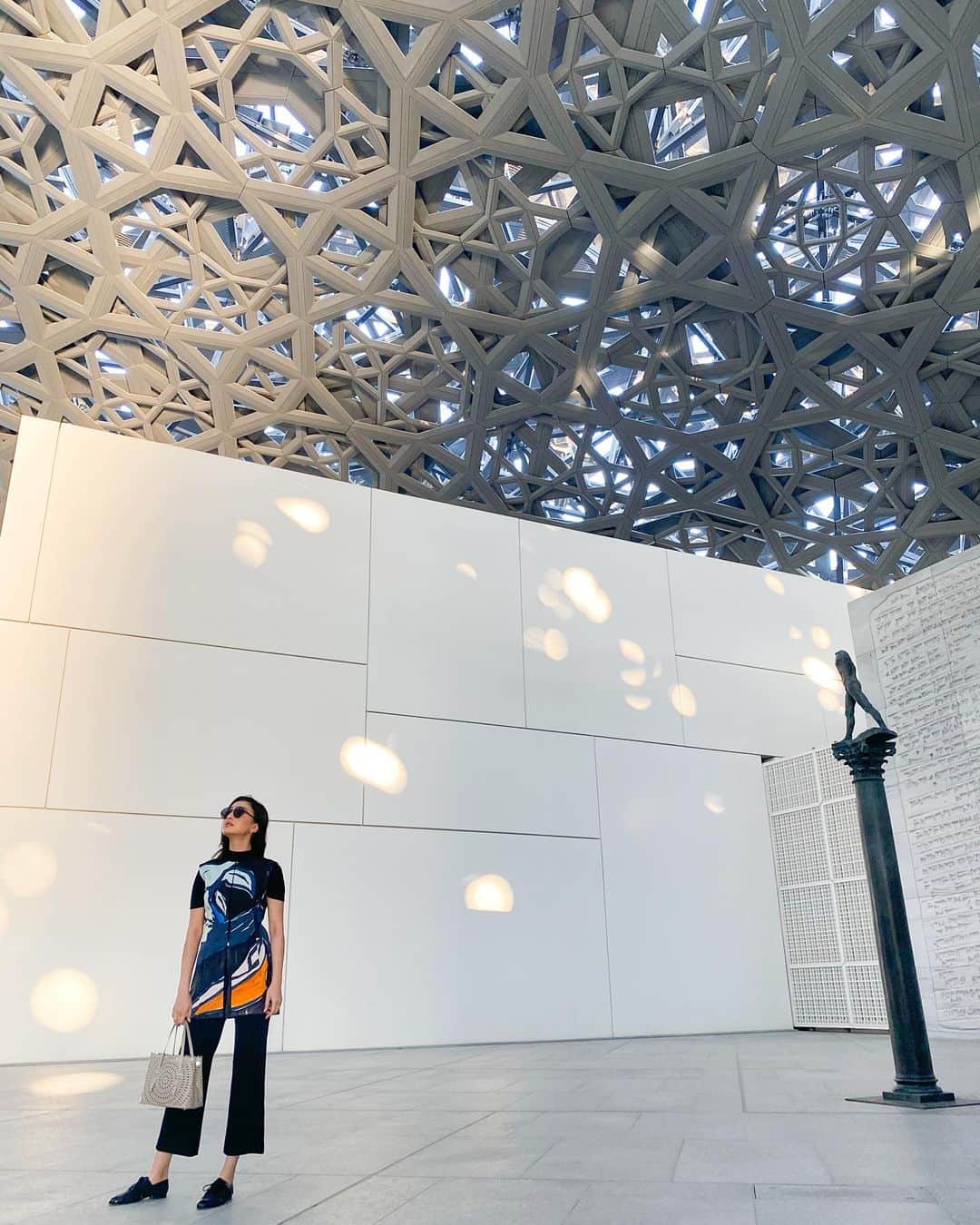 ラライン・シャーのインスタグラム：「Day 1 in Abu Dhabi visiting the Louvre with family. What a sight! Walking through immaculate structures with artifacts curated by common themes in human history. Where world religions, conquests, discoveries in science, civilizations and art are placed within common themes instead of the usual divisions in eras or civilisations. Seeing the bigger picture and the common threads that bind us. Too much to see and absorb!」