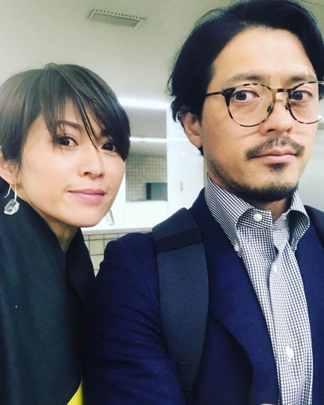 のインスタグラム：「🍚 ・ ・ 最近お互いに忙しい。 忙しいフリをしてるだけかもしれない。笑 もっと効率的にやらないと、時間が足りない。 ・ ・ 「たまには2人」ということでしたが、愛の囁きではなく、年末年始から仕事の話と、日常的な会話が続く。笑 ・ ・ 改めて、TEAM SUZUKI👕になってきたなと感じます😄 ・ ・ #family #respect」