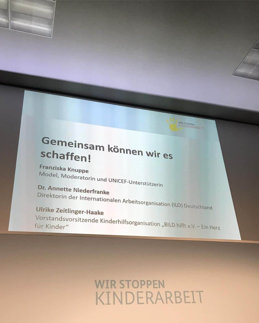 フランツィスカ・クヌッペさんのインスタグラム写真 - (フランツィスカ・クヌッペInstagram)「Heute Abend war ich zu Gast im @bmz_bund dem Bundesministerium für wirtschaftliche Zusammenarbeit und Entwicklung zum Thema „Wir stoppen Kinderarbeit, 30 Jahre Kinderrechtskonvention der Vereinten Nationen“. Es war ein emotionaler und inspirierender Abend. Ich dürfte über meine Erfahrungen meiner Reise nach Bangladesch sprechen, wo ich mir zusammen mit @unicef_deutschland angeschaut habe, unter welchen Umständen, und auch warum, Kinder arbeiten müssen!  #wirstoppenkinderarbeit #30jahrekinderrechte @unicef_deutschland @unicefdeutschlandyouth @claudia4unicef @kailash.satyarthi @mdbgerdmueller @ulrikezeitlinger @collien_ulmen」11月29日 6時45分 - franziskaknuppe