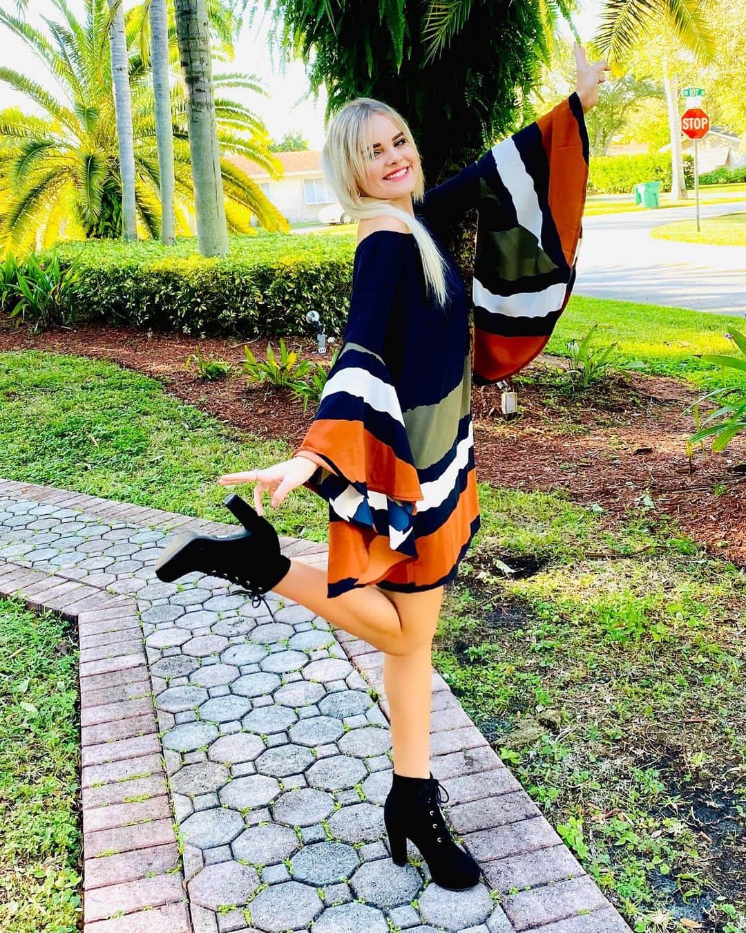 Mia Diazのインスタグラム：「HAPPY THANKSGIVING! 💛🧡 May you all have a wonderful day surrounded by your friends and family full of love , laughter and great food. I am grateful for you all and for all the love and support you continue to give me . God bless you guys ! 🙏🍁🍽🦃」