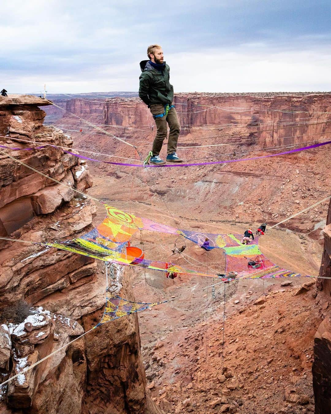 Travis Burkeさんのインスタグラム写真 - (Travis BurkeInstagram)「My walk last night with the giant space net floating below! This was my first walk at the highline festival and it was great to get an “onsight full-man” (showing up and walking the line both ways without any falls on the first try). I’ve been recovering from an ankle injury so I was hesitant to get out there, plus it’s just terrifying in general haha ...but it’s the best feeling in the world to overcome a fear and leave with a smile after pushing myself both mentally and physically.  Thanks for helping to get the shots @gypsealaysea.  I’m headed back out today to jump on some CRAZY 300m long lines and get completely humbled 😅🙌🏼. Feeling super thankful to still be out here chasing my dreams and doing what I love. Happy Thanksgiving!  #ggby #moab #utah #slacklining #highlining #thanksgiving #sorrymom」11月29日 7時04分 - travisburkephotography