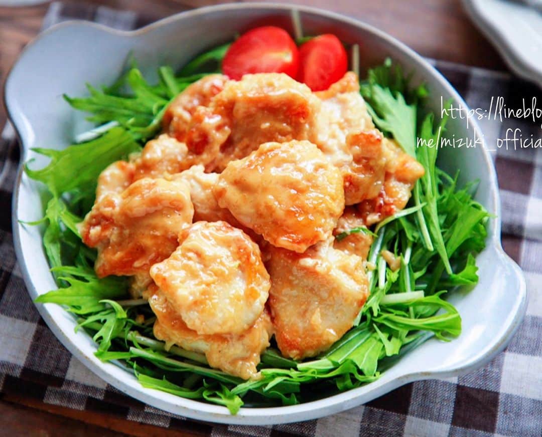 Mizuki【料理ブロガー・簡単レシピ】さんのインスタグラム写真 - (Mizuki【料理ブロガー・簡単レシピ】Instagram)「・﻿ 【レシピ】ーーーーーー﻿ ♡まったりコクうま♡﻿ 鶏むね肉のオイマヨ和え﻿ ーーーーーーーーーーー﻿ ﻿ おはようございます(*^^*)﻿ 今日ご紹介させていただくのは﻿ 鶏むね肉の節約おかず♩﻿ ささっと焼いた鶏肉を﻿ オイマヨソースで和えました♡﻿ 淡白な鶏むね肉と﻿ コクのあるソースが相性抜群！﻿ 野菜も一緒に食べられて﻿ 満足感がありますよ〜(*´艸`)﻿ ﻿ これとっても簡単にできるので﻿ よかったらお試し下さいね(*^^*)﻿ ﻿ ﻿ ーーーーーーーーーーーー﻿ 【2人分】﻿ 鶏むね肉...1枚(250g)﻿ 塩こしょう...少々﻿ 薄力粉...適量﻿ ●マヨネーズ...大2﻿ ●オイスターソース...小1﻿ ●砂糖...小1/2﻿ 水菜...2株〜﻿ サラダ油...小2﻿ ﻿ 1.鶏肉全体をフォークで刺して1cm厚さの削ぎ切りにし、塩こしょうを振って薄力粉をまぶす。水菜は食べやすい長さに切って器に盛り付けておく。﻿ 2.フライパンにサラダ油を入れて中火で熱し、鶏肉を焼く。焼き色がついたら裏返してフタをし、弱めの中火で3分蒸し焼きにする。﻿ 3.ボウルに●を入れて混ぜ、2を加えて和え、水菜の上に盛り付ける。﻿ ーーーーーーーーーーーー﻿ ﻿ ﻿ 《ポイント》﻿ ♦︎鶏肉をフォークで刺しておくことで柔らかく仕上がります♩﻿ ♦︎鶏肉を焼き終えたら、一呼吸置いてからソースと和えて下さい♩(マヨ分離防止)﻿ ♦︎水菜の代わりにレタスでも♩﻿ ﻿ ﻿ ﻿ 【お知らせ】﻿ ストーリーズでは一日数回﻿ 別レシピをご紹介しております(*^^*)﻿ ＊コメントは最新の投稿に下さいますよう﻿ お願い致しますm(_ _)m﻿ ﻿ ﻿ ﻿ 🎀新刊【#ほめられごはん 】🎀﻿ 🔹おかげさまで重版しました！！🔹﻿ 楽天ブックスでご購入いただきますと﻿ レシピカードの特典がついてきます♡﻿ ﻿ ﻿ ﻿ #ブログ更新しました﻿ ブログはホームのリンクよりご覧下さい↓﻿ @mizuki_31cafe﻿ 【Mizuki公式ラインブログ】﻿ https://lineblog.me/mizuki_official/﻿ ﻿ ﻿ ﻿ #鶏むね肉#むね肉#オイマヨ#オイスターソース#マヨネーズ#コスパ﻿ #Mizuki#簡単レシピ#時短レシピ#節約レシピ#料理#レシピ#フーディーテーブル#おうちごはん#おうちカフェ#デリスタグラマー#料理好きな人と繋がりたい#料理ブロガー#おうちごはんlover#器#マカロニメイト﻿#鶏むね肉のオイマヨ和えm #foodpic#follow#cooking#recipe#lin_stagrammer」11月29日 7時09分 - mizuki_31cafe
