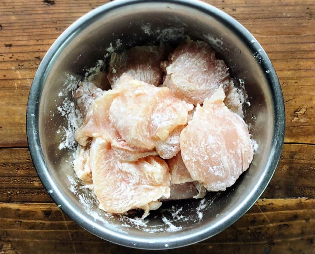 Mizuki【料理ブロガー・簡単レシピ】さんのインスタグラム写真 - (Mizuki【料理ブロガー・簡単レシピ】Instagram)「・﻿ 【レシピ】ーーーーーー﻿ ♡まったりコクうま♡﻿ 鶏むね肉のオイマヨ和え﻿ ーーーーーーーーーーー﻿ ﻿ おはようございます(*^^*)﻿ 今日ご紹介させていただくのは﻿ 鶏むね肉の節約おかず♩﻿ ささっと焼いた鶏肉を﻿ オイマヨソースで和えました♡﻿ 淡白な鶏むね肉と﻿ コクのあるソースが相性抜群！﻿ 野菜も一緒に食べられて﻿ 満足感がありますよ〜(*´艸`)﻿ ﻿ これとっても簡単にできるので﻿ よかったらお試し下さいね(*^^*)﻿ ﻿ ﻿ ーーーーーーーーーーーー﻿ 【2人分】﻿ 鶏むね肉...1枚(250g)﻿ 塩こしょう...少々﻿ 薄力粉...適量﻿ ●マヨネーズ...大2﻿ ●オイスターソース...小1﻿ ●砂糖...小1/2﻿ 水菜...2株〜﻿ サラダ油...小2﻿ ﻿ 1.鶏肉全体をフォークで刺して1cm厚さの削ぎ切りにし、塩こしょうを振って薄力粉をまぶす。水菜は食べやすい長さに切って器に盛り付けておく。﻿ 2.フライパンにサラダ油を入れて中火で熱し、鶏肉を焼く。焼き色がついたら裏返してフタをし、弱めの中火で3分蒸し焼きにする。﻿ 3.ボウルに●を入れて混ぜ、2を加えて和え、水菜の上に盛り付ける。﻿ ーーーーーーーーーーーー﻿ ﻿ ﻿ 《ポイント》﻿ ♦︎鶏肉をフォークで刺しておくことで柔らかく仕上がります♩﻿ ♦︎鶏肉を焼き終えたら、一呼吸置いてからソースと和えて下さい♩(マヨ分離防止)﻿ ♦︎水菜の代わりにレタスでも♩﻿ ﻿ ﻿ ﻿ 【お知らせ】﻿ ストーリーズでは一日数回﻿ 別レシピをご紹介しております(*^^*)﻿ ＊コメントは最新の投稿に下さいますよう﻿ お願い致しますm(_ _)m﻿ ﻿ ﻿ ﻿ 🎀新刊【#ほめられごはん 】🎀﻿ 🔹おかげさまで重版しました！！🔹﻿ 楽天ブックスでご購入いただきますと﻿ レシピカードの特典がついてきます♡﻿ ﻿ ﻿ ﻿ #ブログ更新しました﻿ ブログはホームのリンクよりご覧下さい↓﻿ @mizuki_31cafe﻿ 【Mizuki公式ラインブログ】﻿ https://lineblog.me/mizuki_official/﻿ ﻿ ﻿ ﻿ #鶏むね肉#むね肉#オイマヨ#オイスターソース#マヨネーズ#コスパ﻿ #Mizuki#簡単レシピ#時短レシピ#節約レシピ#料理#レシピ#フーディーテーブル#おうちごはん#おうちカフェ#デリスタグラマー#料理好きな人と繋がりたい#料理ブロガー#おうちごはんlover#器#マカロニメイト﻿#鶏むね肉のオイマヨ和えm #foodpic#follow#cooking#recipe#lin_stagrammer」11月29日 7時09分 - mizuki_31cafe