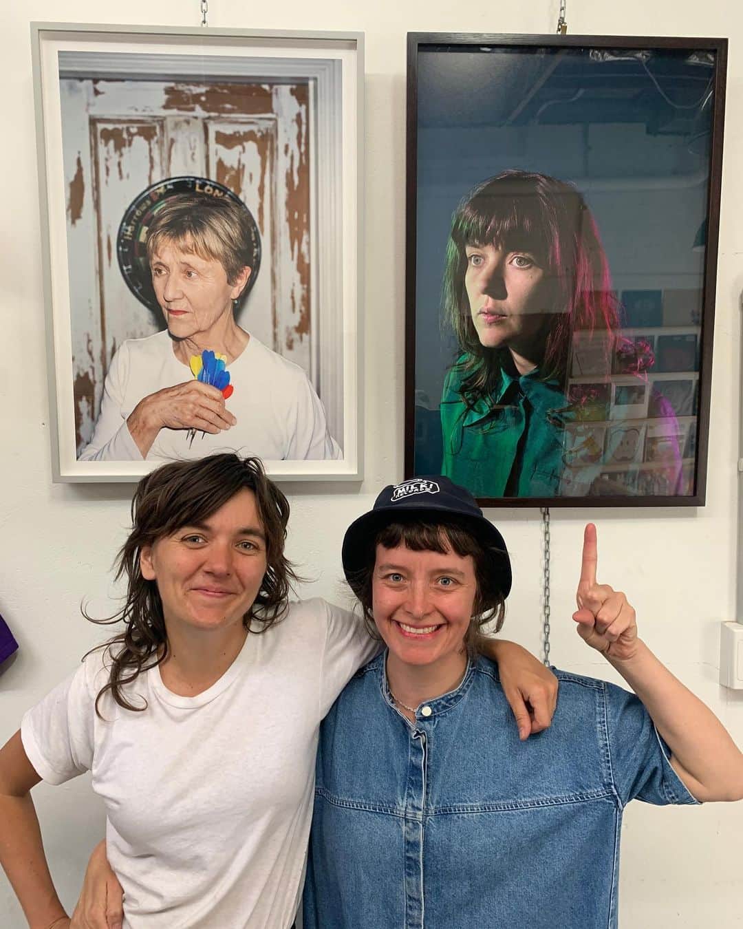 コートニー・バーネットのインスタグラム：「This is my amazing friend & photographer @miamalamcdonald • Mia is working on a project documenting Australian Rainbow Families in their homes, which will emerge next year as a beautiful & important book ‘Once in a lullaby: A Portrait of Australian Rainbow Families'. She is auctioning off these portraits of me + Helen Garner to raise some funds for the book. Visit: https://www.32auctions.com/rainbowfamilyproject ❤️🌈」