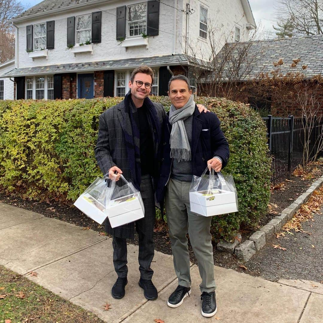 ブラッド・ゴレスキーさんのインスタグラム写真 - (ブラッド・ゴレスキーInstagram)「The pies made it to Pelham! Happy Thanksgiving everyone!! 🥧🥧 Lots of love from me and @garyjanetti!」11月29日 7時23分 - bradgoreski