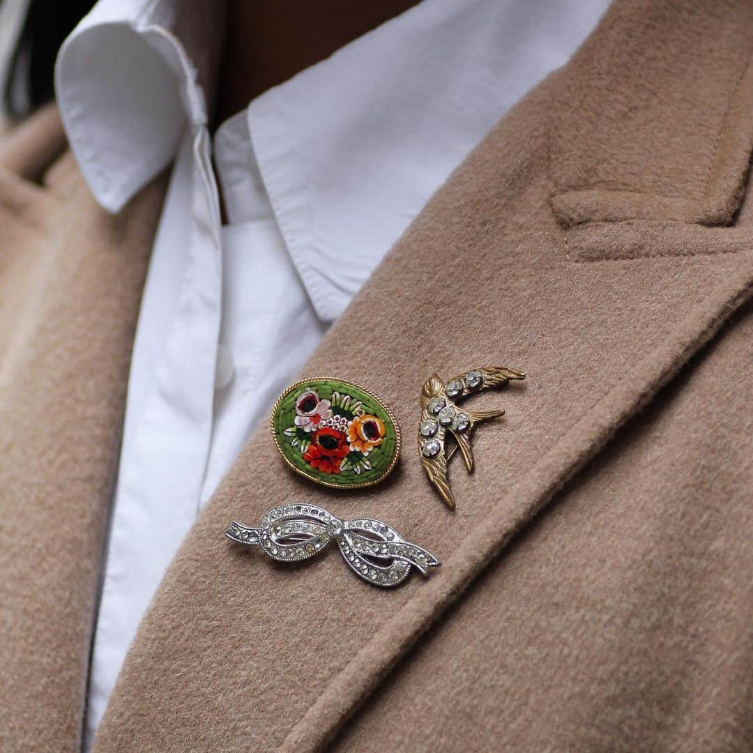 ルル フロストのインスタグラム：「The more the merrier when it comes to vintage brooches. Pin one (or three) to your lapel, sweater, belt or bag for an instant refresh to your winter wardrobe. Shop these + more incredible vintage styles up to 30% off during our Black Friday sale through 12/1. #lulufrost」