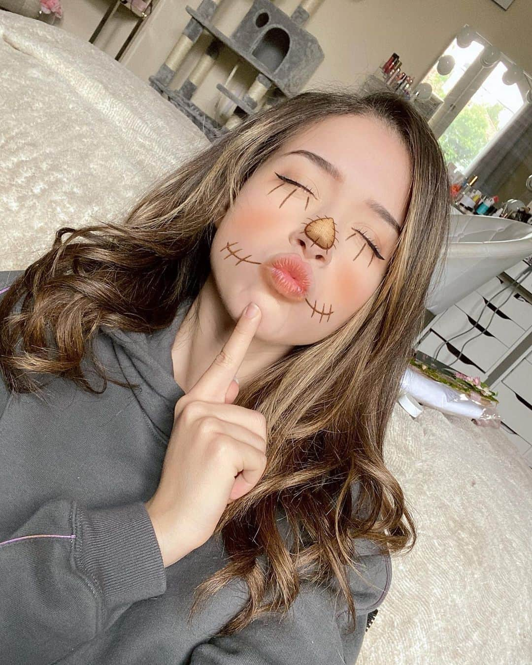 Pokimaneさんのインスタグラム写真 - (PokimaneInstagram)「I have so much to be thankful for, and the majority of it only exists because of your support.  so thank YOU ☺️ I hope you all have a lovely day, eat good & feel good. ❤️ let me know what you’re thankful for today 😊」11月29日 7時22分 - pokimanelol