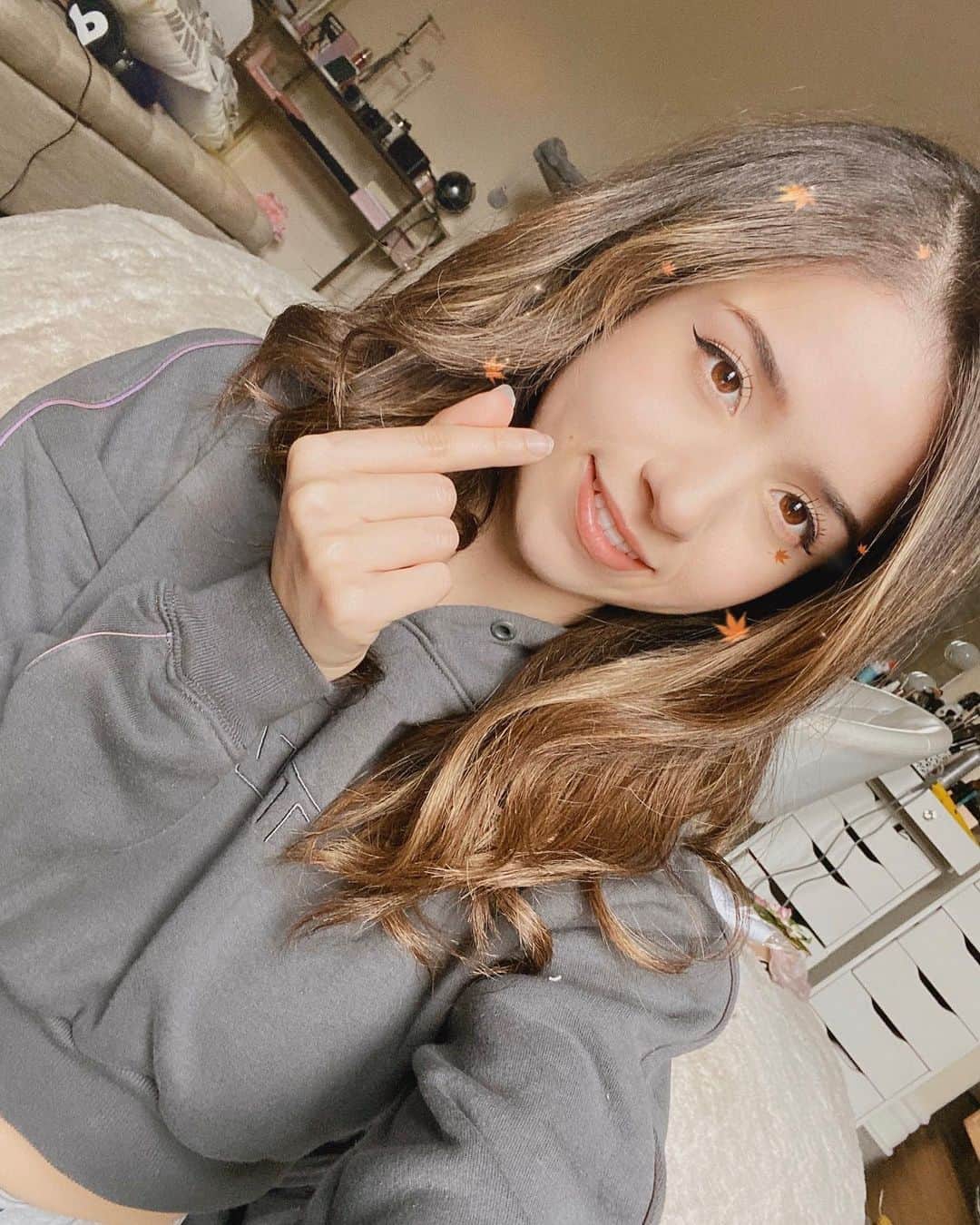 Pokimaneさんのインスタグラム写真 - (PokimaneInstagram)「I have so much to be thankful for, and the majority of it only exists because of your support.  so thank YOU ☺️ I hope you all have a lovely day, eat good & feel good. ❤️ let me know what you’re thankful for today 😊」11月29日 7時22分 - pokimanelol