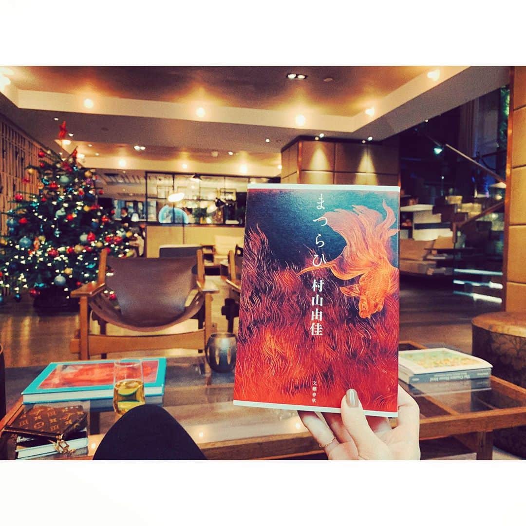 のインスタグラム：「ロンドンに戻ってきたのですが時差ぼけで眠れないので読書時間📚💂🏻‍♀️ 村山由佳さんをお供に🌹 #村山由佳#まつらひ」