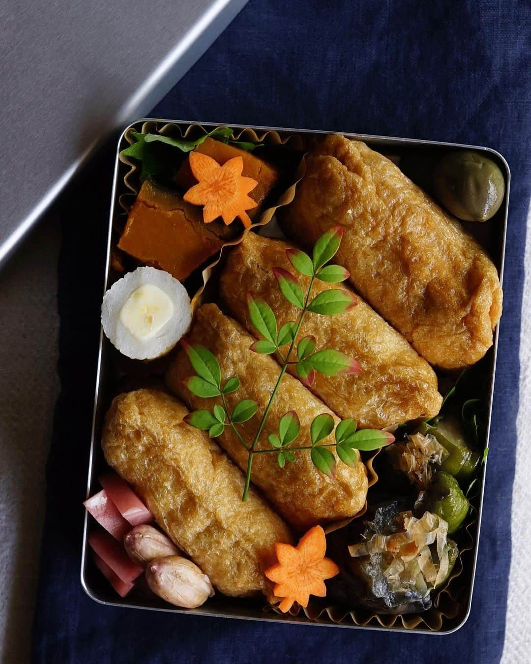 Ryoko Yunokiのインスタグラム：「+ + + Inari-zushi bento/稲荷寿司弁当 . *inari-zushi *dashi-simmered acorn squash *fried eggplant and bell pepper, soy-dashi marinated *boiled peanuts *chikuwa and cheese *green olive *red radish pickles . ＊稲荷寿司 ＊南瓜の煮物 ＊茄子とピーマンの揚げびたし ＊茹でピーナッツ ＊竹輪チーズ ＊オリーブ ＊赤蕪の漬物 + + + #bento #お弁当 #丸の内弁当 #f52grams #アルミ弁当箱」