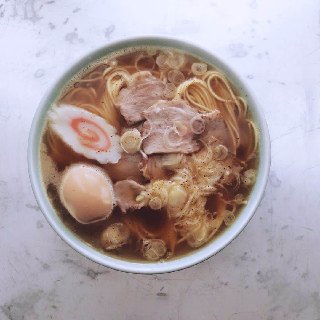 樋口正樹さんのインスタグラム写真 - (樋口正樹Instagram)「Ramen🍜 . 朝ごはんにラーメン。 ベースはマルタイで、 自家製の焼豚と味玉、 ナルト、ネギ、海苔。 寒い朝のこの一杯が たまらなく美味しい。 . . . #ラーメン #ラーメン部 #チャーシュー麺 #家ラーメン #マルタイ #マルタイラーメン #棒ラーメンカスタマイズ #ramen #ramennoodles #樋口さんちで麺類」11月29日 7時31分 - higuccini