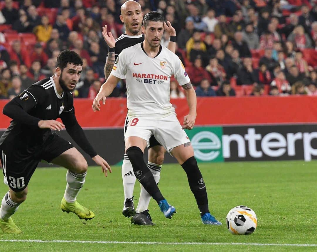 セルヒオ・エスクデロのインスタグラム：「Seguimos sumando de 3 en 3. #VamosmiSevilla #EuropaLeague ⚪️🔴⚽️」
