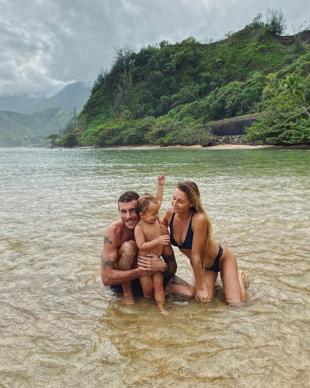アラナ・ブランチャードのインスタグラム：「So thankful for these two beautiful beings in my life. You make me smile everyday. Hope you guys are all having a good day💙💙」