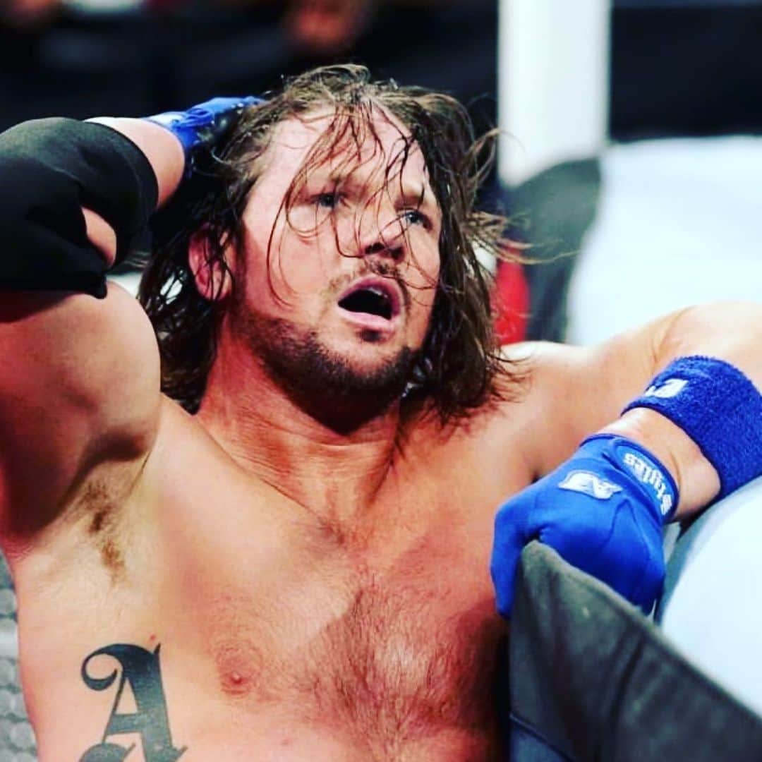 アレン・ジョーンズのインスタグラム：「Happy Thanksgiving!! This is how feel after eating so much food. Let’s talk about it on mixer.com/STYLESCLASH right now.」