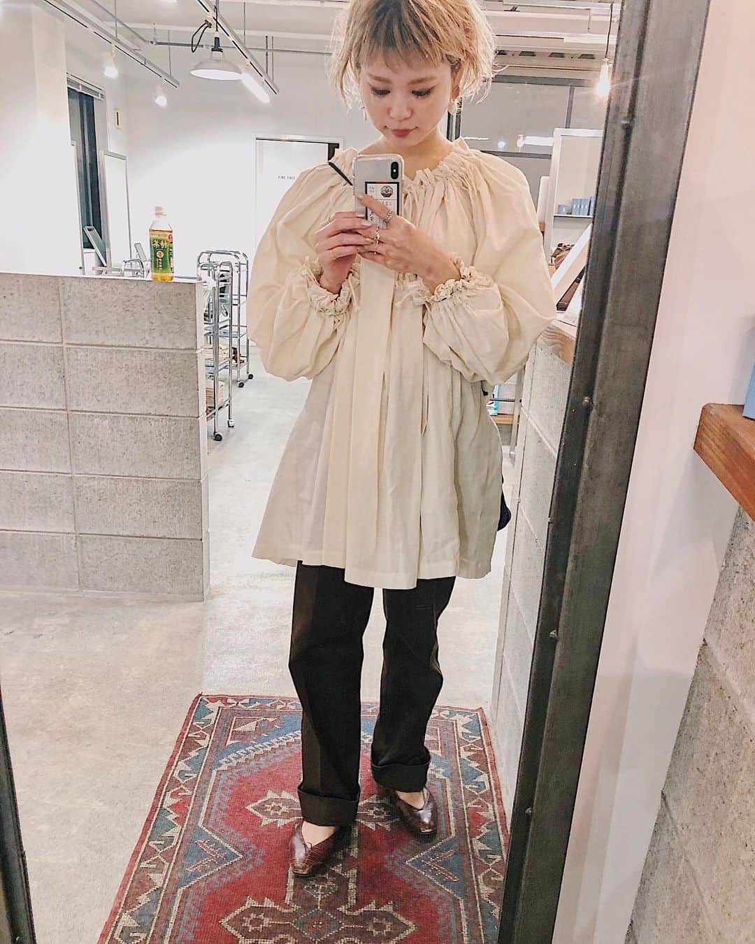 のインスタグラム：「福岡の古着屋さんで見つけたブラウス🌼﻿ 幼稚園の時に来てたスモック思い出す🐵﻿ 多分ずっとブラウスが好き。 #shinzone」
