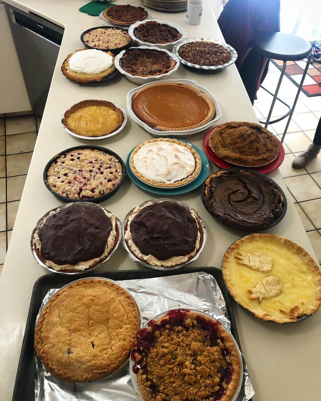 ケイティー・ルクレールさんのインスタグラム写真 - (ケイティー・ルクレールInstagram)「17 pies for 16 people. Not excessive. Not excessive at all. #HappyThanksgiving」11月29日 7時57分 - katieleclerc