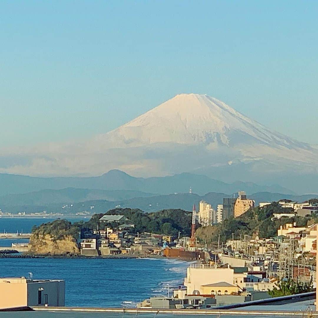 上野樹里さんのインスタグラム写真 - (上野樹里Instagram)「おはようございます☀️ 綺麗な富士山です🗻  今日も元気に過ごしましょう😄⛵️ #富士山 #海 #鎌倉」11月29日 8時15分 - _juri_art_
