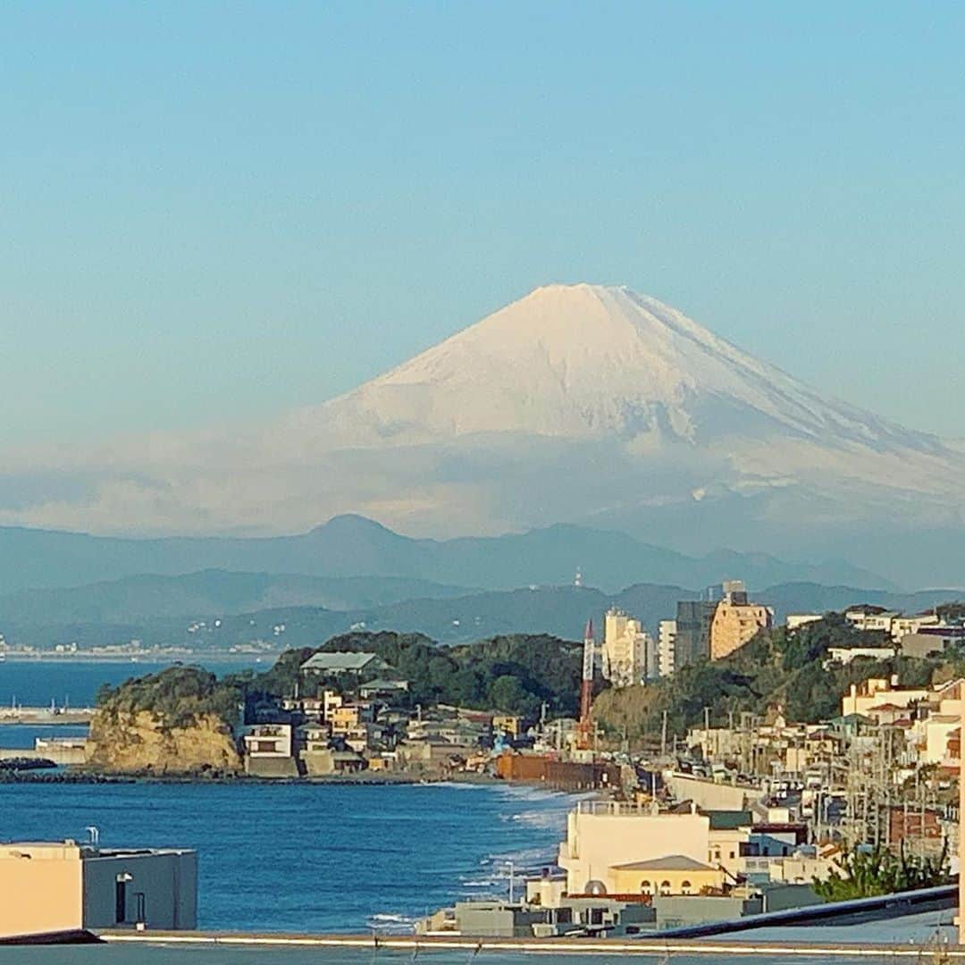 のインスタグラム：「おはようございます☀️ 綺麗な富士山です🗻  今日も元気に過ごしましょう😄⛵️ #富士山 #海 #鎌倉」
