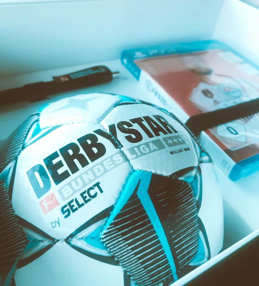 バネッサ・ハッペンコゼンさんのインスタグラム写真 - (バネッサ・ハッペンコゼンInstagram)「Voy a regalar un Derbystar y un PS4 FIFA20 al que le “atine” al marcador de los juegos entre @fcbayern VS @bayer04fussball y el @s04 VS @1.fcunion en la fecha 13 de la @bundesliga_en  Si hay varias respuestas iguales elegiré ganador al azar. Dejen su respuesta en los comentarios y el domingo anuncio al ganador 😃 #FootballAsItsMeantToBe」11月29日 8時33分 - vanehupp