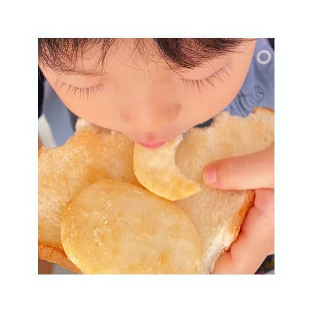 清川あさみさんのインスタグラム写真 - (清川あさみInstagram)「おせんべいパン🍘🍞だって。笑、チビくんの全ての創作が止まらない😂　教えていなくても毎日自分の手で何かしら作っている。良い事。何でも材料になるからね！ AIとか未来とか..分かるけど..本当に果てしなく課題が色々だけど.. 何より子供達にはナチュラルに心豊かに育ってほしい🌸#そこ大事　#未来をつくるこどもたち #3歳男の子 #0歳男の子　#aiboのデザインやはり元祖勝ち　#生まれつき個性はある　#2人兄弟　#教室でなく先ずは自分でつくる力　#パパとも仲良し　#兄弟仲良し #喧嘩も健康的で良し👍 #家族仲良く良い事だ　#family」11月29日 8時33分 - asami_kiyokawa