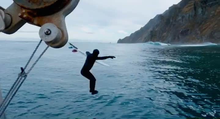 クリス・バーカードのインスタグラム：「Ever had a friend that was kind of obsessive? One track mind sorta person? For me that is @benweiland and for as long as I have known him he has been talking about THIS wave. Its what fueled his original posts on Arctic Surf blog. But despite 10 years of working together & our best efforts to score it we have always managed to just narrowly miss out. This trip was different.. thanks to willing surfers, a dedicated crew and a bad ass captain we made it happen. Cheers to you Ben for keeping this one alive.  I figured rather than saying how grateful I am for just about everything in my life.. I would hone in on one specific thing. For me that is friendship... from the people that love you at your worst & champion you at your best. Thanks Ben for being a good reminder of that for me. 📷 @benweiland」