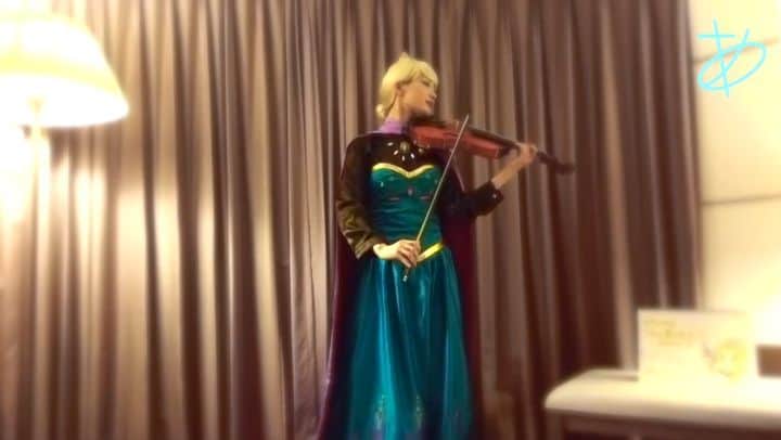 のインスタグラム：「📺🎻 Ayasa channel最新作٩(ˊωˋ*)و ❄️ 今回は『アナと雪の女王2(FROZEN Ⅱ)』のエルサが歌う『イントゥ・ジ・アンノウン～心のままに』をエルサコスで弾いてみました👑 . 前回の『Let it Go～ありのままで～』もライブでカバーさせていただいておりまして、アナ雪の楽曲がバイオリンでもすごく弾き甲斐があって楽しかったので、今回も挑戦してみました🎻 . 冒頭の冷たさから、次第に広がっていく曲調がすごく素敵💙 そして曲中のアナの台詞やため息を音にするのがとても楽しかったです✨✨ . なにげにディズニーのコスプレは初挑戦だったりするのですが、個人的に戴冠式の時のエルサが好きなので今回は戴冠式のエルサコスにて💙💚 . 皆様にも楽しんで聴いて観ていただけたら嬉しいです(*´ω`*) ・ ・ #ayasachannel #ヲタリスト  #バイオリン #弾いてみた #violincover #violinist #バヨリン弾き #5string #5弦バイオリン #アナと雪の女王2 #アナ雪2 #frozen2 #イントゥジアンノウン #intotheunknown  #cosplay #エルサ #elsa #アナ雪コスプレ #エルサコスプレ #エルサ戴冠式 #イントゥジアンノウンチャレンジ」