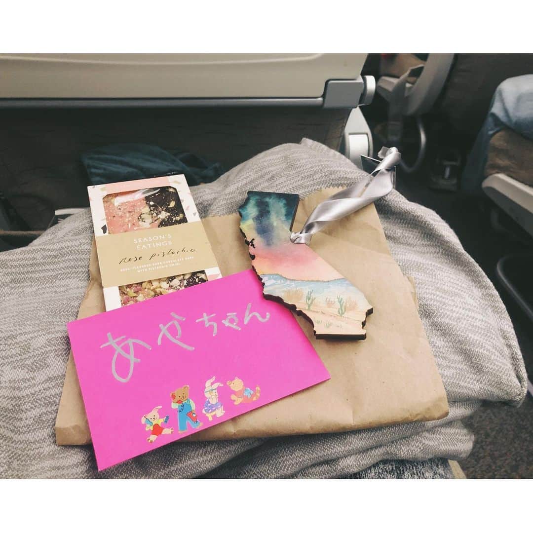 太田彩乃さんのインスタグラム写真 - (太田彩乃Instagram)「帰国しますっ！ 毎日あっという間で沢山撮った写真を見返す時間も無いくらいでした！！ 旅中、沢山の思い出のプレゼントをもらったけど最後ににくれたのは、機内で読んだら1人で泣いちゃうお手紙のプレゼント。 旅をさせてくれたみんなにいっぱいいっぱい、ありがとう。帰ったら写真、沢山アップしまーす！ . . #ayano旅_sanfrancisco #彩のお暇 #帰国します」11月29日 8時39分 - ayano.ohta