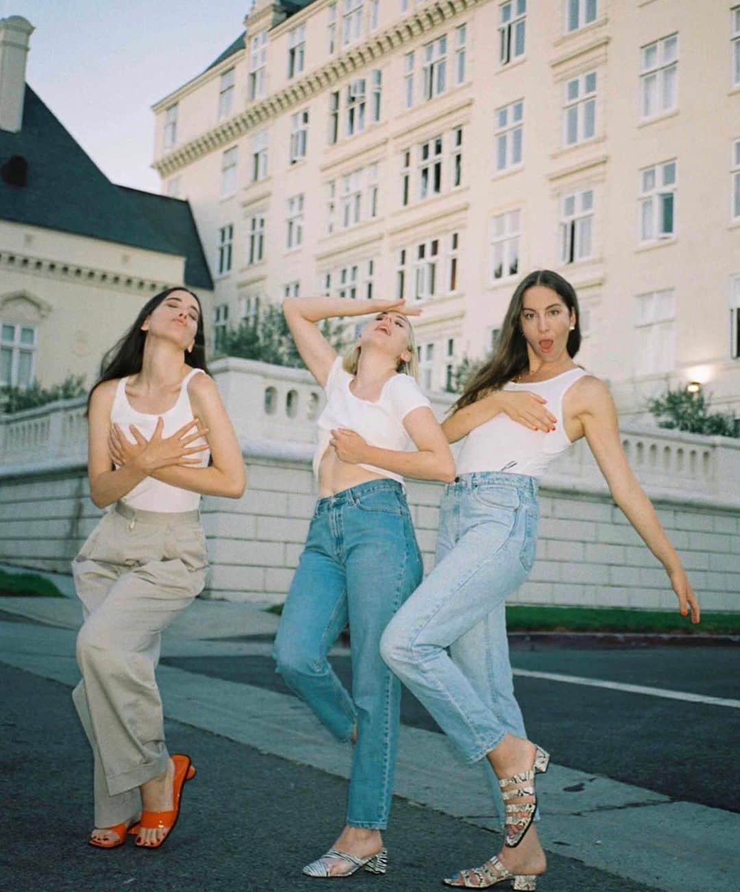 Nylon Magazineさんのインスタグラム写真 - (Nylon MagazineInstagram)「Live footage of me and my siblings pretending to prepare dessert but really just taking pictures. (📸: @haimtheband)」11月29日 8時50分 - nylonmag