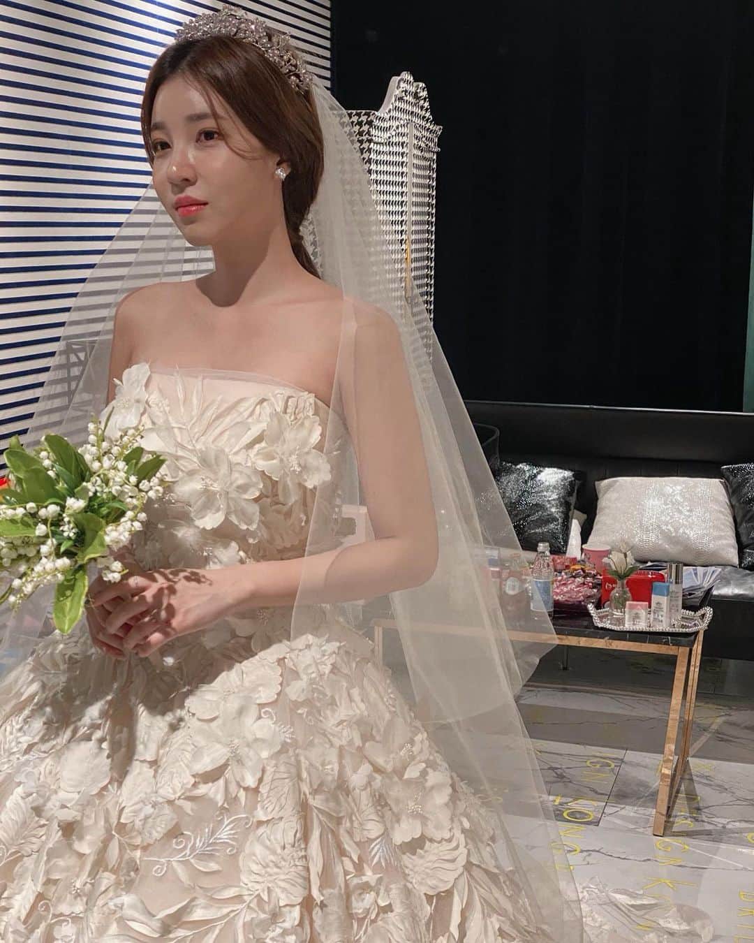カン・ヘヨンさんのインスタグラム写真 - (カン・ヘヨンInstagram)「3월의 #신부 준비중👰🏻💕 #웨딩드레스 #weddingdress」11月29日 8時47分 - mangdoo_noona
