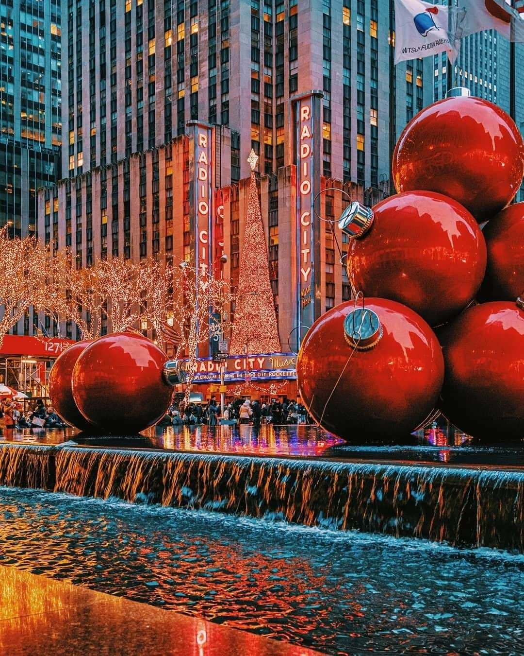 Travel + Leisureさんのインスタグラム写真 - (Travel + LeisureInstagram)「It's the most wonderful time of year! Find out how to spend the holidays in New York City at our link in bio. #tlpicks courtesy of @ericknyc_」11月29日 8時49分 - travelandleisure