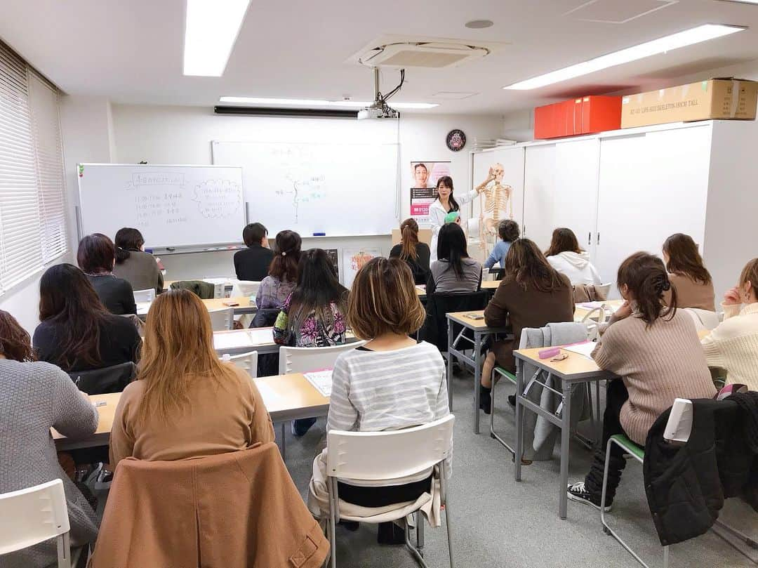 日本美容整骨学院さんのインスタグラム写真 - (日本美容整骨学院Instagram)「☠️ 先日の大阪校での美骨会の様子です♡ 皆様ありがとうございました🎶 . . 日本美容整骨学院では随時 【美骨会】【美骨検定】を開催しております‪🤗✨‬ . ◆日程◆ ＊大阪＊ 12/4、12/6、12/12、12/16、12/23、2020/1/8、1/16、1/23、1/28 ＊東京＊ 12/3、12/10、2020/1/22 ＊福岡＊ 12/2 ※各回、先着10名様限定！！ . . そもそも『美容整骨』とは？ 何をするの？ どんな効果があるの？ どんな勉強をすればいいの？ . 【美骨検定】では美しい骨になるために意識すべきことから、 美骨になるための簡単なホームケアまで学べます‼️ すぐ使える知識を2時間の授業で手軽に学べる検定&資格ですφ(^ω^　) . 美容・健康に携わる方なら必ず知っておくべき骨の基礎知識☠️ ぜひ一度【美容整骨】を体験にお越しください🎊✨ . ☆お申込みURL☆ https://www.yoyaku-bikotsu.jp/ . 日本美容整骨学院ホームページ http://www.biyouseikotsu.jp/ . 全国の美容整骨サロン http://biyou-seikotsu.jp/ * #日本美容整骨学院 #美容整骨 #美骨美人 #骨格矯正 #小顔矯正 #骨盤矯正 #美脚矯正 #くびれ矯正 #小顔 #骨盤 #美脚 #くびれ #矯正 #黄金バランス #勝ち組 #女子 #骨格矯正の時代 #骨から綺麗に #痛くない小顔矯正 #ゴッドハンド集団 #資格習得 #大阪 #東京 #福岡 #東海 #福山 #高松 #美骨会 #美骨検定」11月29日 14時24分 - biyouseikotsugakuin