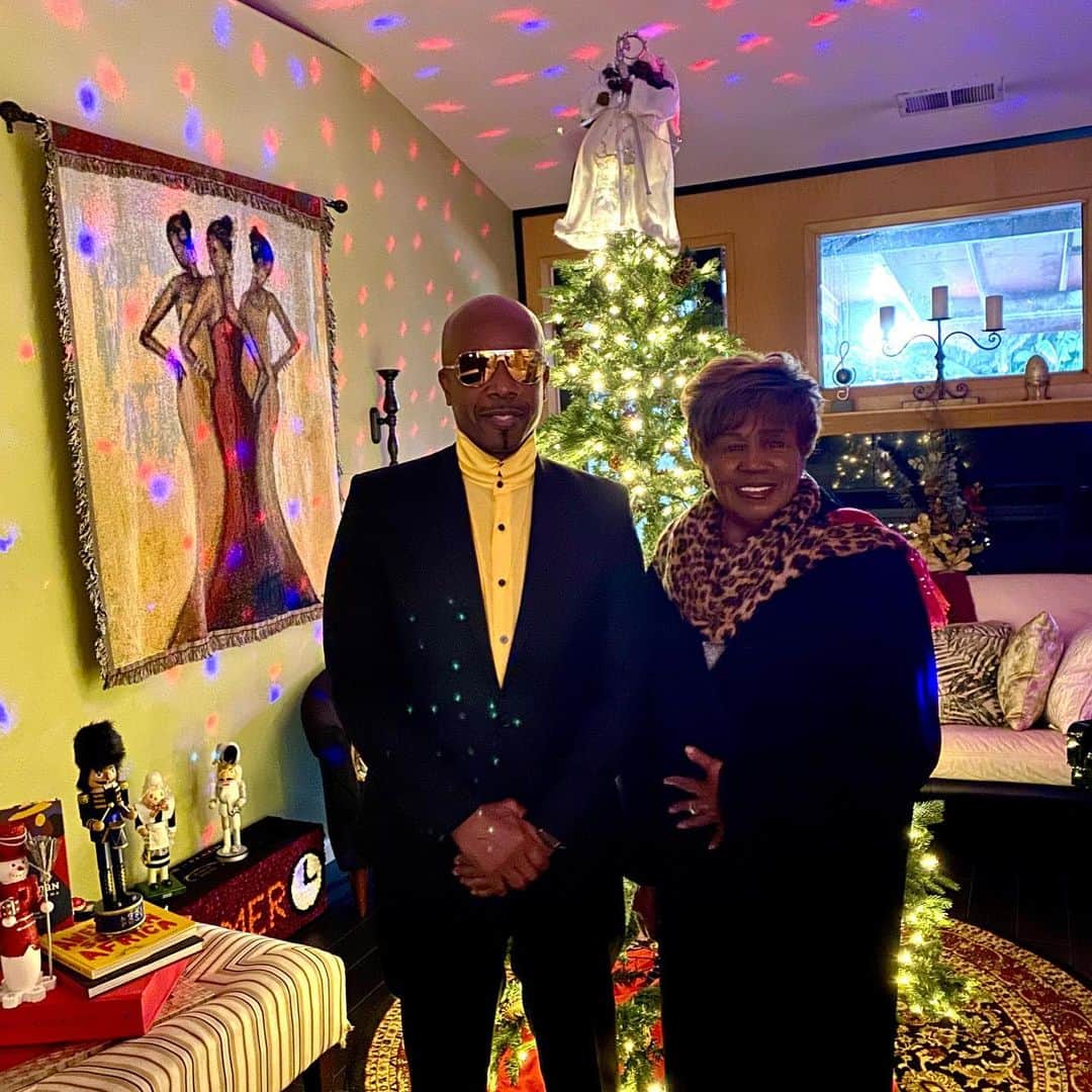 MCハマーのインスタグラム：「Made it home in time to have Thanksgiving dinner with Mama. She’s 80. I’m Blessed. 🙏🏿 #HappyThanksgiving」
